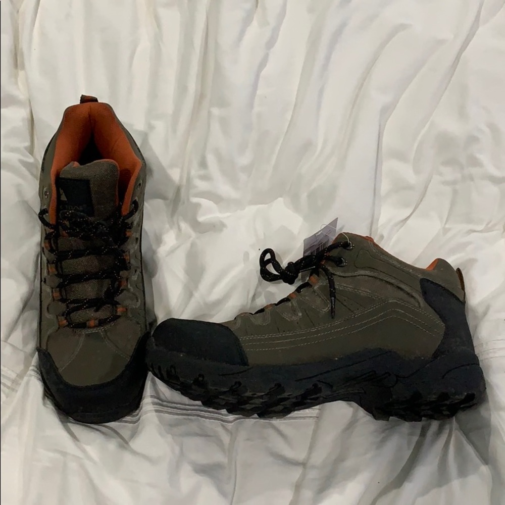 NWT Brown Men’s Hiking Boots Sized 13